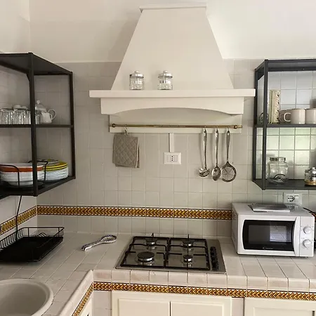 Anna House فيوميتشينو