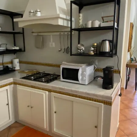 Anna House فيوميتشينو