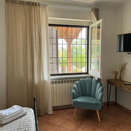 Anna House فيوميتشينو