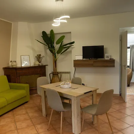 Anna House فيوميتشينو